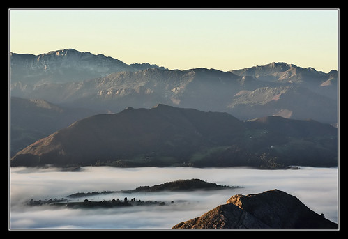 mist fog sunrise canon dawn spain alba asturias amanecer niebla bruma asturies fitu 50d tamronspaf90mmf28dimacro canoneos50d
