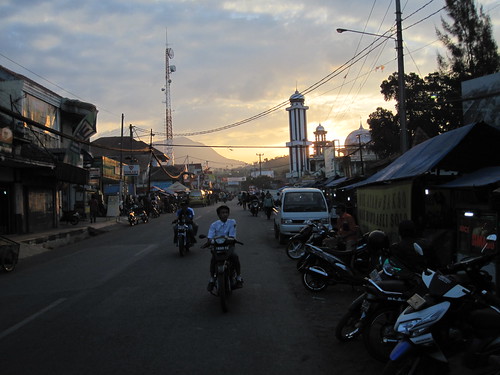 street sunset indonesia java dusk main mosque motorbike stalls putih vendors ciwidey kawah