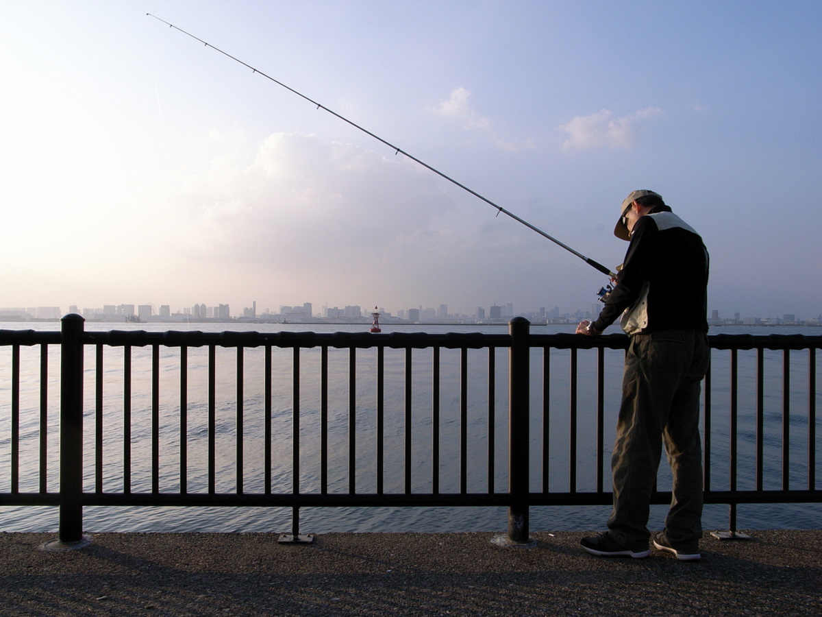 ヘチ釣りの竿は地域で違う！？釣り方別おすすめの竿を紹介！ | Fish Master [フィッシュ・マスター]