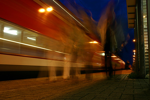 shadow station silhouette train ghost bahnhof geist canoneos300d schemen bohmte tamron18270 trainstationzug