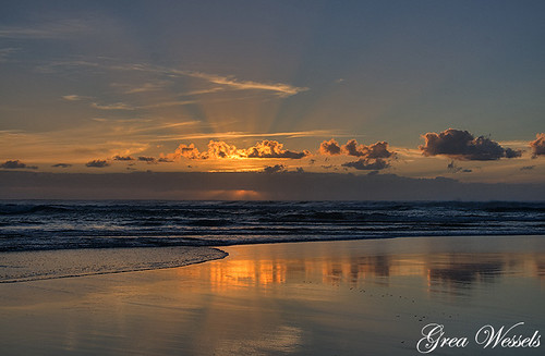 ocean blue light orange sun seascape beach water sunrise canon ray sunburst ponta sunrays mozambique canon400d skytheme pontamalongane skyascanvas platinumpeaceaward
