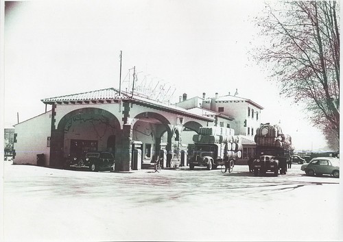 Benzinera de "quatre carreteres" a Tona als anys 1950
