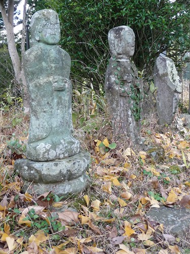 cemetery grave statue japan geotagged geo:lon=13889395142 geo:lat=3669963455