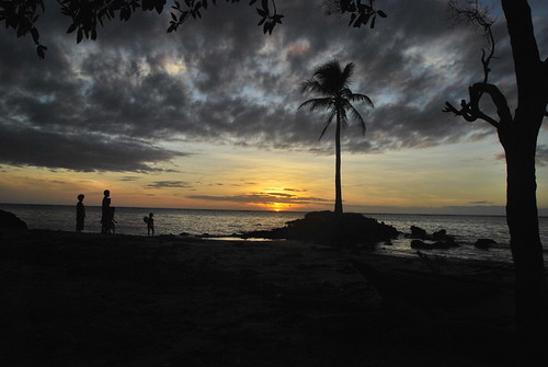 sea beach kids clouds sunrise golden jan palm papuanewguinea soe goldenhour tufi hasselberg colorphotoaward janhasselberg