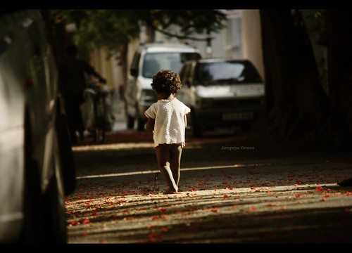 road street light shadow sunlight india playing girl canon children kid child action bangalore mother streetshots streetphotography foliage carefree freemind unfettered streetaction malleswaram indianphotography 55250mm canon1000d iwanttobeakidagain