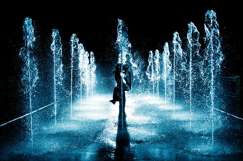 love wet water fountain silhouette night kissing couple waterfountain sb80dx villagecenter strobist castlehills