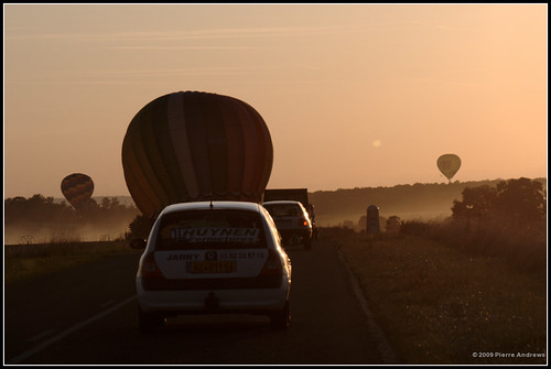 road sunset car balloon landing hotairballoon montgolfière lmab09 chambley09 mondialairballoon