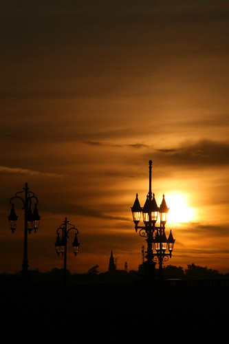 sunrise soleil bordeaux ciel nuage pontdepierre lampadaire gironde