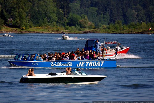 willamette jetboat flanked by speedboats    MG 4321