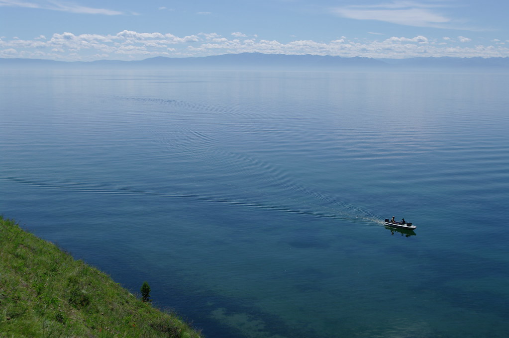 Самое глубокое озеро в мире глубина байкала. Озеро глубокое Красноярский край. Глубина озера Байкал. Байкал с высоты. Озеро Байкал вода.