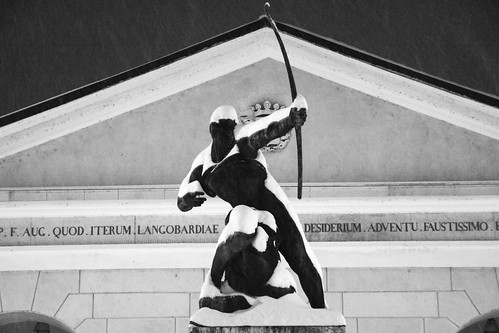 bw blackwhite neve statua biancoenero scultura bronzo arciere