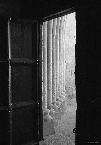 door bw españa spain puerta cathedral catedral bn ilfordhp5plus400 romanesque logroño rioja románico santodomingodelacalzada abigfave vacaciones2009