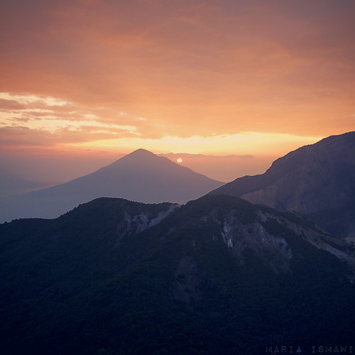 sky sun mountain sunrise canon indonesia westjava garut papandayan canonefs1022mmf3545usm 50d mariaismawi gapsept2010