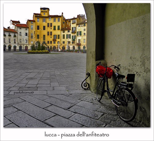 new red bike happy basket year lucca tuscany piazza toscana 2009 happynewyear 2010 anfiteatro bicicletta cesto topseven