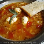 Suppe mit weißen Bohnen, Tomaten, Fenchel und Wachteleiern