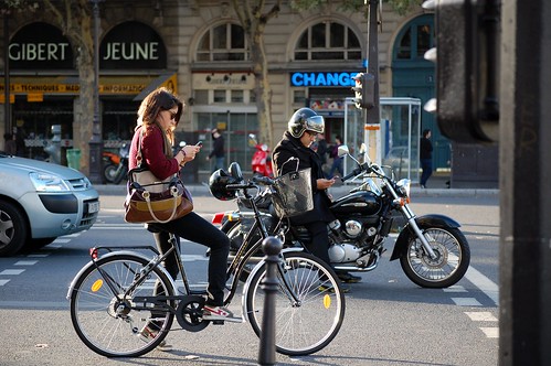 巴黎街上騎自行車的人們。（圖：Simona）