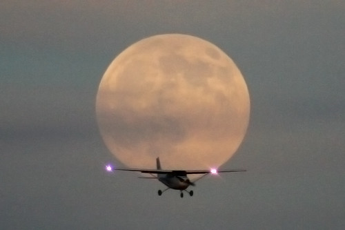 n35063 moon airplane sunset dusk canon landing lights purdue universityairport west lafayette indiana general aviation