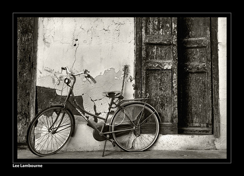 santa door old italy white black bike bicycle sepia marina islands paint doorway lee sicily cracked salina eolie aeolian lambourne