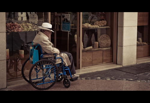 italy hat bread nikon italia candid wheelchair verona bakery cinematic desenzano borsalino d90 fabricedrevon