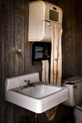 abandoned texas unitedstates sink angus tx houston toilet dirty restroom hdr lightroom handtowel 2011 3xp photomatix tonemapped 2ev tthdr realistichdr detailsenhancer ©ianaberle