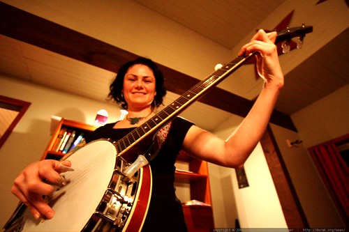 rachel playing her banjo    MG 5942