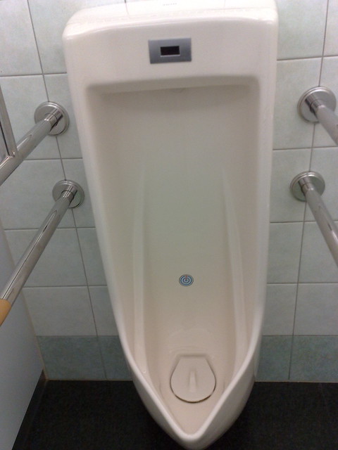 トイレの的　a target on male toilets