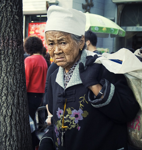 china old woman hat asian expression chinese jacket gloves chinadigitaltimes quilted hebei 中国 shanghaiist facial 老人 wrinkled baoding 保定 女人 中国人 河北 老太太 ctrippic