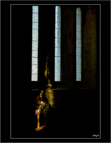windows france abbey person persona nikon europa europe shadows d70s ventanas normandy francia sombras vidrieras montsaintmichel normandia abadia eddyb humanfactor sigmaaf1020mmf456exdchsm a3b bajanormandia factorhumano
