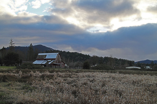 barn old rustic farm mountains roguevalley oregon wood sky moody clouds evening