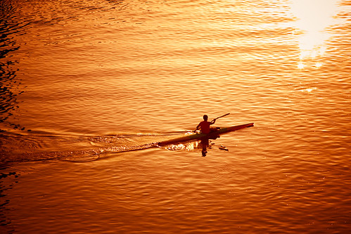 sunset shadow españa orange sun sol rio canon river contraluz atardecer spain europa europe sombra canoe zaragoza aragon oar ebro upstream naranja canoa remo 24105 crosslight 40d dangargon corrientearriba