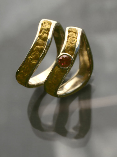 wedding engagement rovaniemi jewelry ring jewellery arctic lapland goldsmith arcticcircle lappi koru silversmith sormus kulta napapiiri hopea lemmenjoki granaatti kultahippu vihkisormus taigakoru