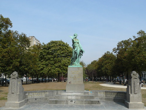 Bruxelles (Belgique), monument en face de la fontaine Anspach: Au Pigeon Soldat, 1931, Victor Voets (1882-1850)