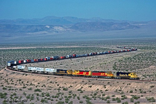 atsf atchisontopekasantafe santafe freighttrain california desert mojavedesert needlessubdivision klondike intermodal