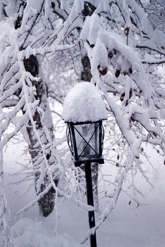 winter italy white snow 2004 lamp metal wroughtiron carnia fvg ud friuli friuliveneziagiulia nordest fornidisotto irondetails detalhesemferro altavaltagliamento