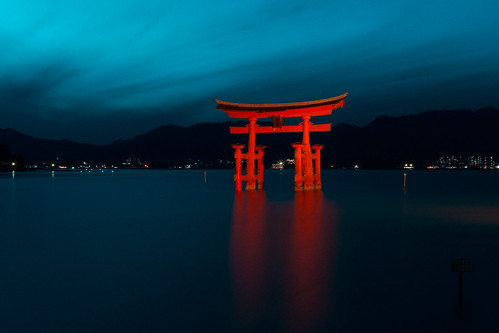 japan japon thegreattorii miyajima sunset atardecer door puerta itsukushimashrine shrine 50mm