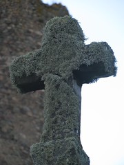 Croix au pied du château de Leotoing - Photo of Madriat