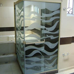 Puerta de ducha arenado con figuras de olas