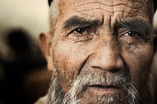 china portrait man west texture beard 50mm eyes open chinese piercing elderly uighur xinjiang kashgar textured strobist
