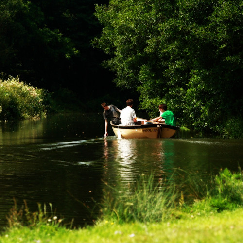 light sunlight green boys water river boat canal surrey guildford farncombe valerie wey sigma18200mm july09 canoneos400d pearceval 15challengeswinner longlazysummerdays