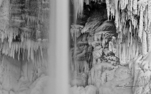 statepark winter usa ny newyork ice nature creek landscape outdoors frozen waterfall nikon canyon falls telephoto waterfalls gorge amphitheater rim base icicles taughannock icesculpture plunge trumansburg 215 taughannockfalls tompkinscounty