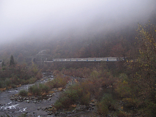 autumn fog river italia fiume trains genova nebbia railways autunno fs trenitalia ferrovia treni stura rossiglione ale801940 r6186
