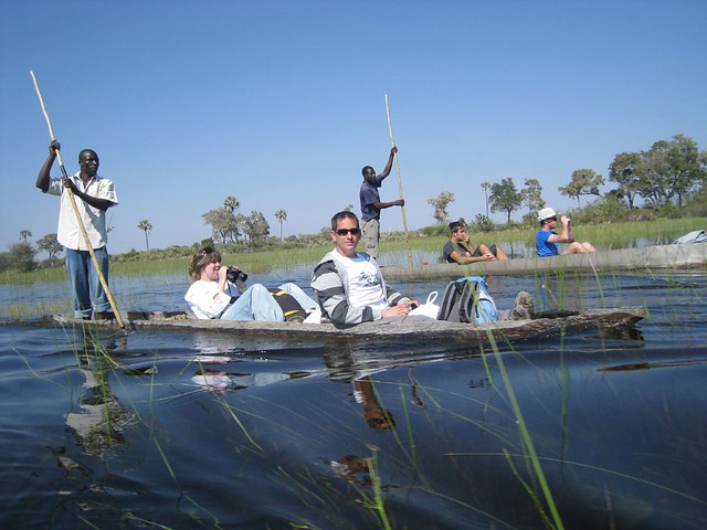 Surcando el Delta del Ovagango (Botswana) en mokoro