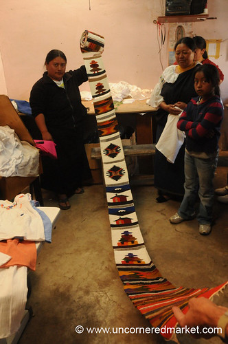 ecuador women crafts handicrafts microcredit microfinance otavalo weavings aes