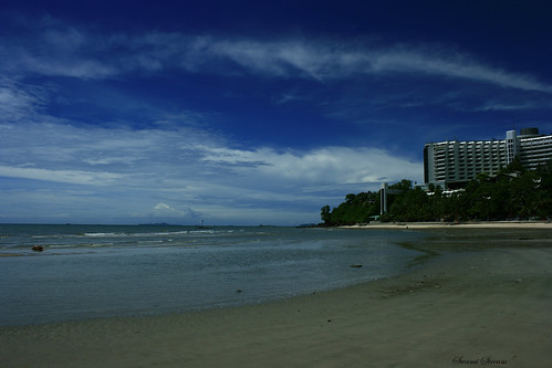 sky beach clouds canon thailand rebel blueskies pattayabeach xti swamistream royalcliff cozybeachhotel swamistreamcom