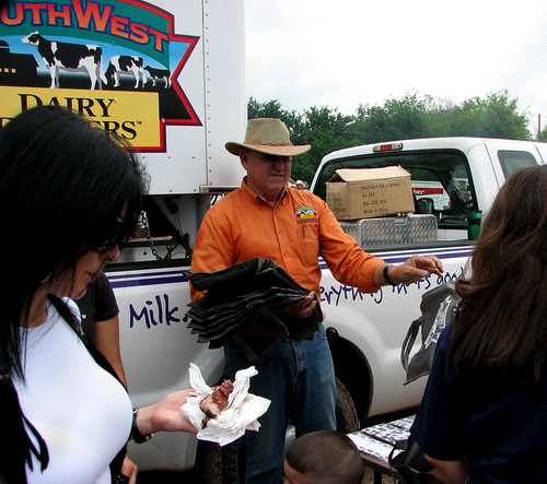 cow us milk texas learning teaching extension milking elsauz cactuscountryfestival southwestdairyfarmers