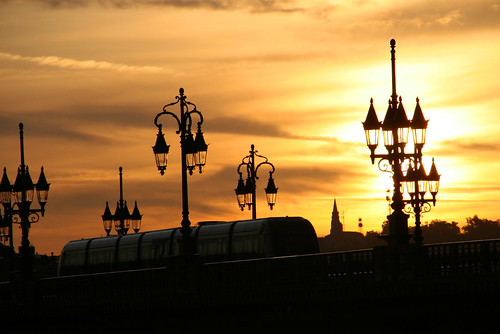 sunrise soleil bordeaux ciel nuage pontdepierre tramway lampadaire gironde