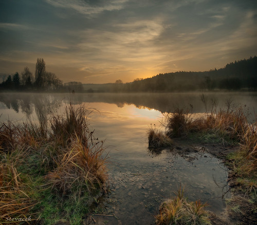 morning autumn mist lake sunrise geotagged dawn pond jinolice vertorama vražda geo:lat=5047456696253792 geo:lon=1531899862802367