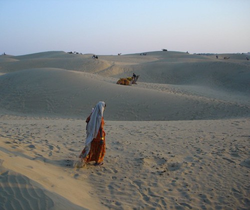 friends light sunset sky india women shadows colourful camels sanddunes jaisalmer rajasthan peggyhr dsc08600a