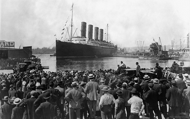 titanic with spectators
