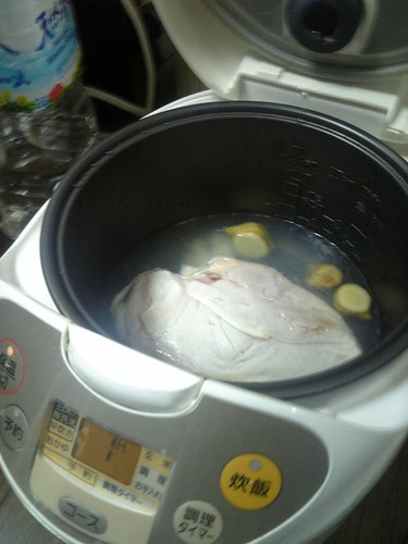 炊飯器鶏胸肉蒸しリベンジ、塩減らして生姜とすり大蒜を加え た。あと80分放置